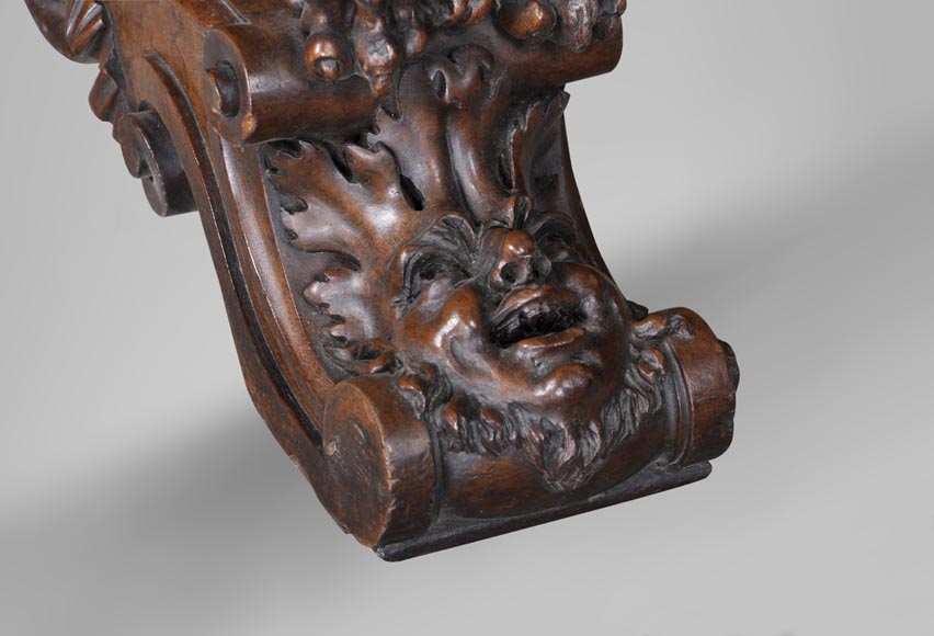 Belle table de style Néo-Renaissance en noyer sculpté à décor de lions et d'animaux mythiques-7