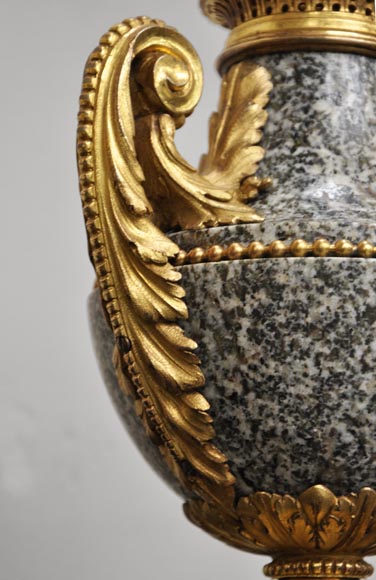 Paire de cassolettes en granite et bronze doré d'après un modèle de Pierre Gouthière-2