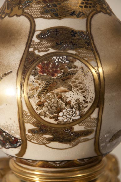 Superbe vase en faïence de Satzuma à personnages monté en lampe avec des bronzes attribués à Ferdinand Barbedienne-4