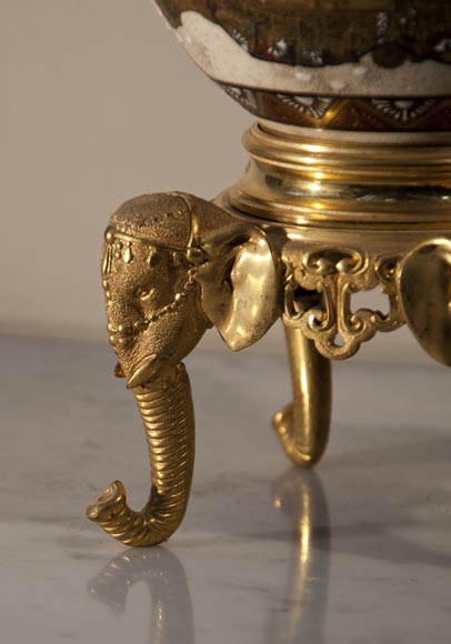 Superbe vase en faïence de Satzuma à personnages monté en lampe avec des bronzes attribués à Ferdinand Barbedienne-6