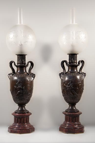 Ferdinand BARBEDIENNE - Paire de lampes Néo-Classiques en bronze à patine brune d'après un modèle de Clodion-0