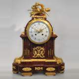 RAINGO FRERES - Pendule borne de style Louis XVI en marbre Rouge Griotte et bronze doré