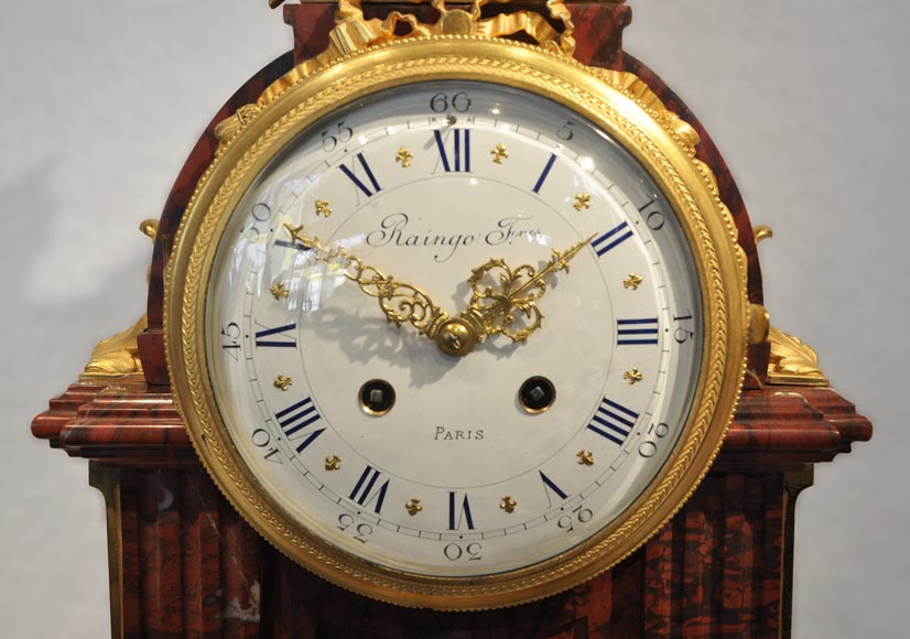 RAINGO FRERES - Pendule borne de style Louis XVI en marbre Rouge Griotte et bronze doré-1
