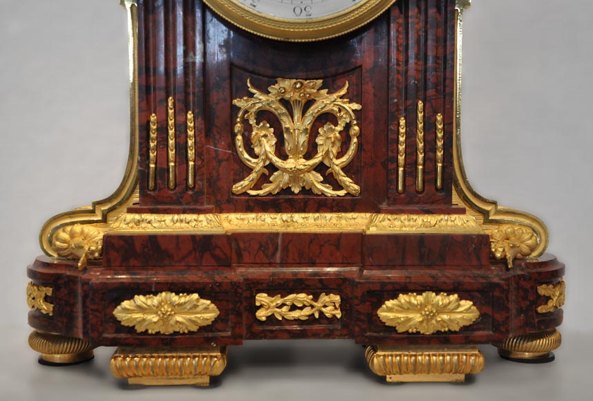 RAINGO FRERES - Pendule borne de style Louis XVI en marbre Rouge Griotte et bronze doré-3