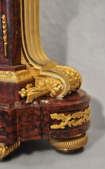 RAINGO FRERES - Pendule borne de style Louis XVI en marbre Rouge Griotte et bronze doré-4