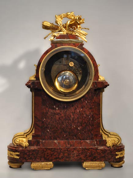 RAINGO FRERES - Pendule borne de style Louis XVI en marbre Rouge Griotte et bronze doré-5