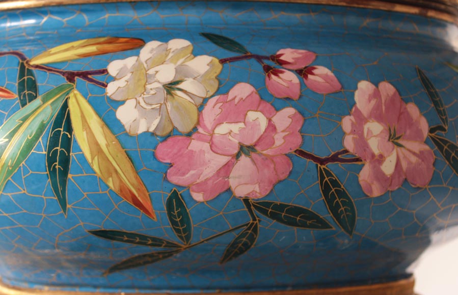 Manufacture de CREIL-MONTEREAU - Belle jardinière à décor de fleurs en faux cloisonné et base en bronze doré et bronze patiné à têtes d'éléphants-2