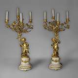 Belle paire de candélabres en marbre Statuaire de Carrare et bronze doré à décor de putti et de roses
