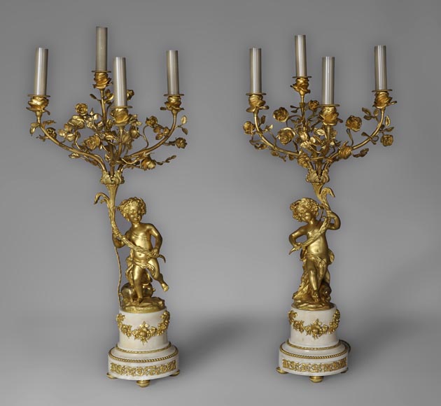 Belle paire de candélabres en marbre Statuaire de Carrare et bronze doré à décor de putti et de roses-0
