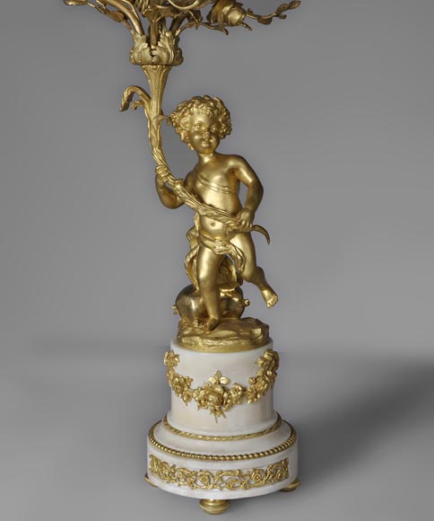 Belle paire de candélabres en marbre Statuaire de Carrare et bronze doré à décor de putti et de roses-1