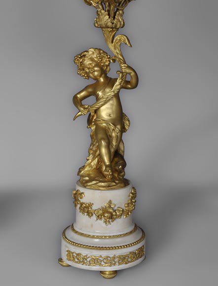 Belle paire de candélabres en marbre Statuaire de Carrare et bronze doré à décor de putti et de roses-2