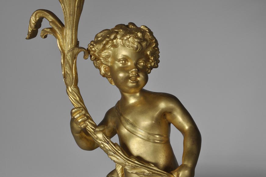 Belle paire de candélabres en marbre Statuaire de Carrare et bronze doré à décor de putti et de roses-3