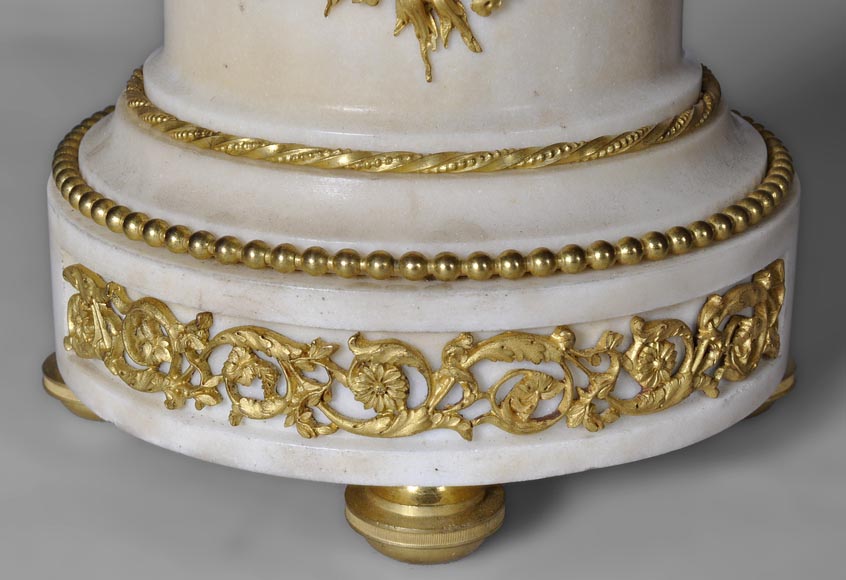 Belle paire de candélabres en marbre Statuaire de Carrare et bronze doré à décor de putti et de roses-6