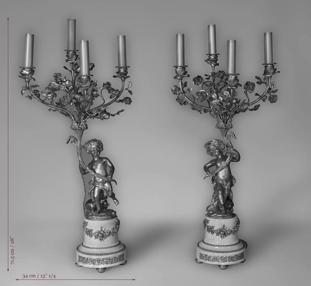 Belle paire de candélabres en marbre Statuaire de Carrare et bronze doré à décor de putti et de roses-12