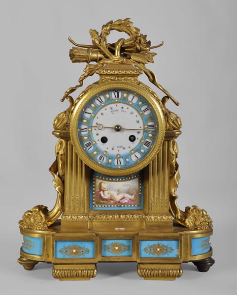 FRÈRES RAINGO (Paris, 1813), Pendule à plaques de porcelaines bleu céleste dans le goût Louis XVI-0