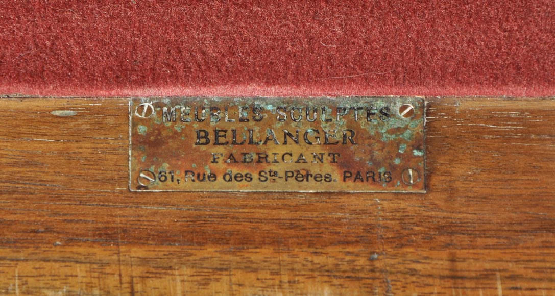 BELLANGER, ébéniste - Vitrine de style Néo-Renaissance en noyer sculpté à décor de chimères-10