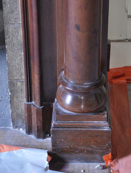 Grande cheminée de style Néo-Gothique à hotte en bois de noyer-5