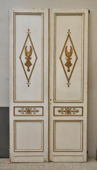 Double porte ancienne en chêne peint et doré à décor de Victoires Ailées et de miroirs-0