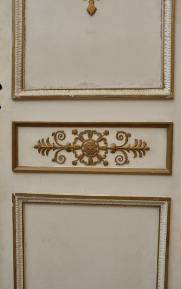 Double porte ancienne en chêne peint et doré à décor de Victoires Ailées et de miroirs-6