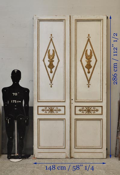 Double porte ancienne en chêne peint et doré à décor de Victoires Ailées et de miroirs-10