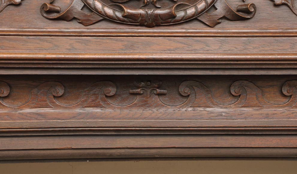 Cheminée ancienne de style Napoléon III en chêne sculpté portant les initiales 