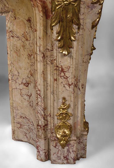 Prestigieuse cheminée ancienne en Scagliola imitation marbre Sarrancolin Fantastico et dorure à la feuille d'après la cheminée de la Salle du Conseil du Palais de Versailles -13