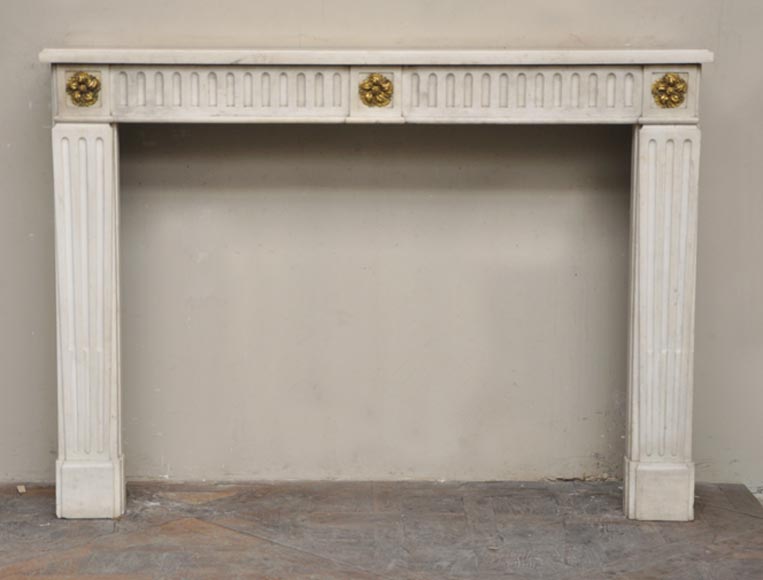 Cheminée ancienne d'époque Louis XVI en marbre blanc Sivex et bronze doré-0