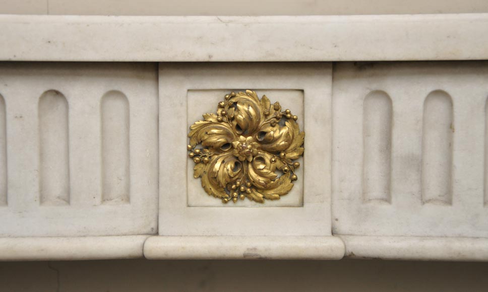 Cheminée ancienne d'époque Louis XVI en marbre blanc Sivex et bronze doré-1