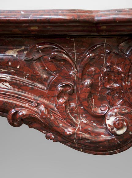 Très belle cheminée ancienne de style Louis XV en marbre Rouge Griotte richement sculptée-3