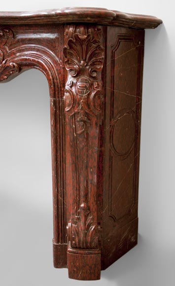 Très belle cheminée ancienne de style Louis XV en marbre Rouge Griotte richement sculptée-9
