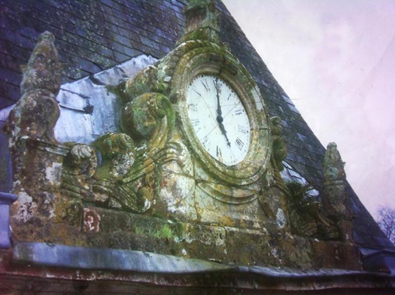 Rare fronton avec horloge provenant du Château de la Garcillière à Talmont Saint Hilaire-0