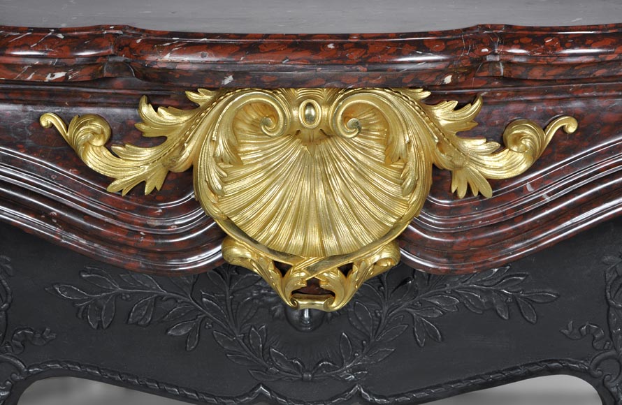 Très belle cheminée ancienne de style Louis XV en marbre Rouge Griotte à ornements de bronze doré-1