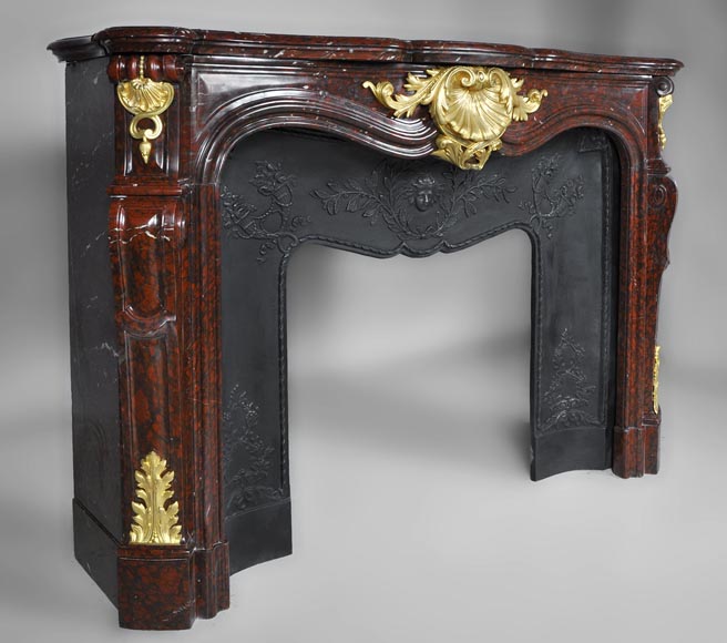 Très belle cheminée ancienne de style Louis XV en marbre Rouge Griotte à ornements de bronze doré-2