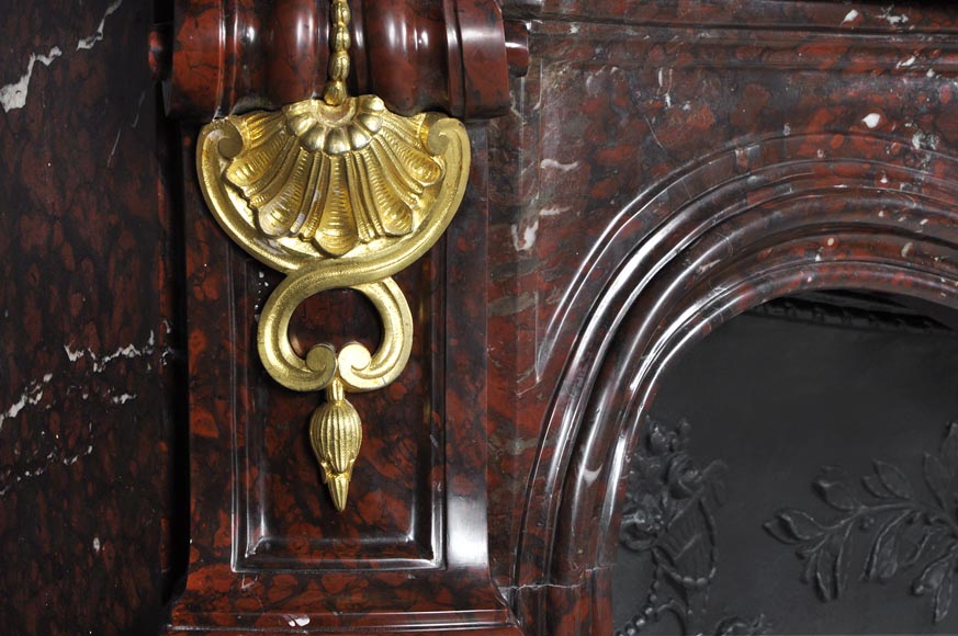 Très belle cheminée ancienne de style Louis XV en marbre Rouge Griotte à ornements de bronze doré-3