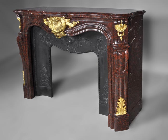 Très belle cheminée ancienne de style Louis XV en marbre Rouge Griotte à ornements de bronze doré-5