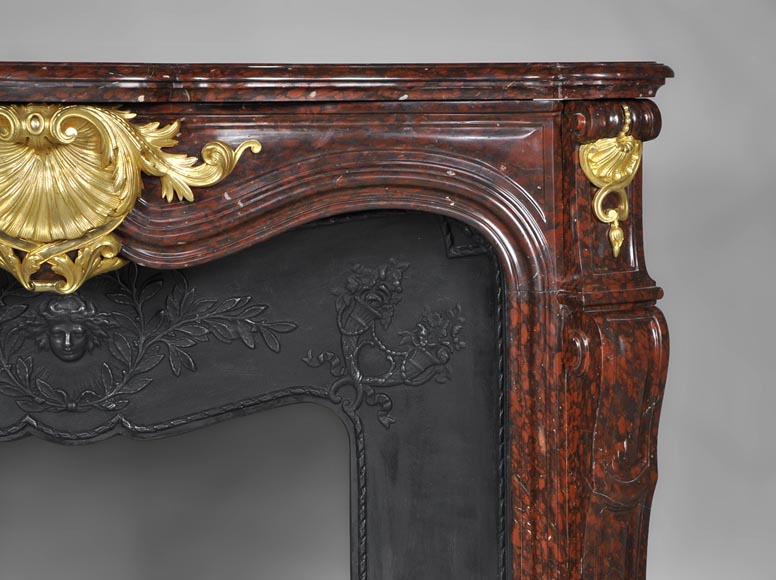 Très belle cheminée ancienne de style Louis XV en marbre Rouge Griotte à ornements de bronze doré-6
