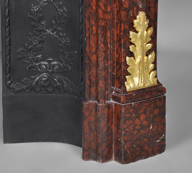 Très belle cheminée ancienne de style Louis XV en marbre Rouge Griotte à ornements de bronze doré-7