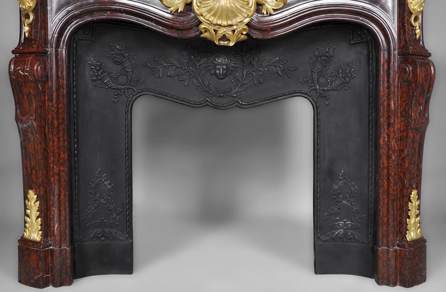 Très belle cheminée ancienne de style Louis XV en marbre Rouge Griotte à ornements de bronze doré-8