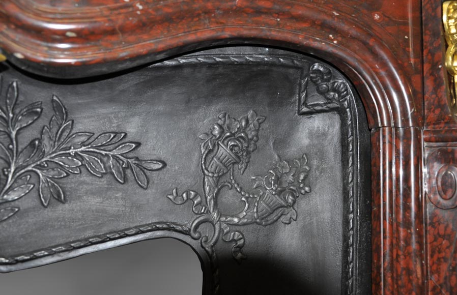 Très belle cheminée ancienne de style Louis XV en marbre Rouge Griotte à ornements de bronze doré-10