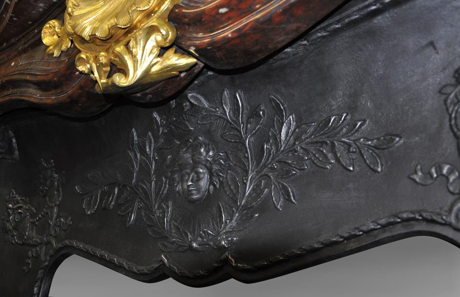 Très belle cheminée ancienne de style Louis XV en marbre Rouge Griotte à ornements de bronze doré-11