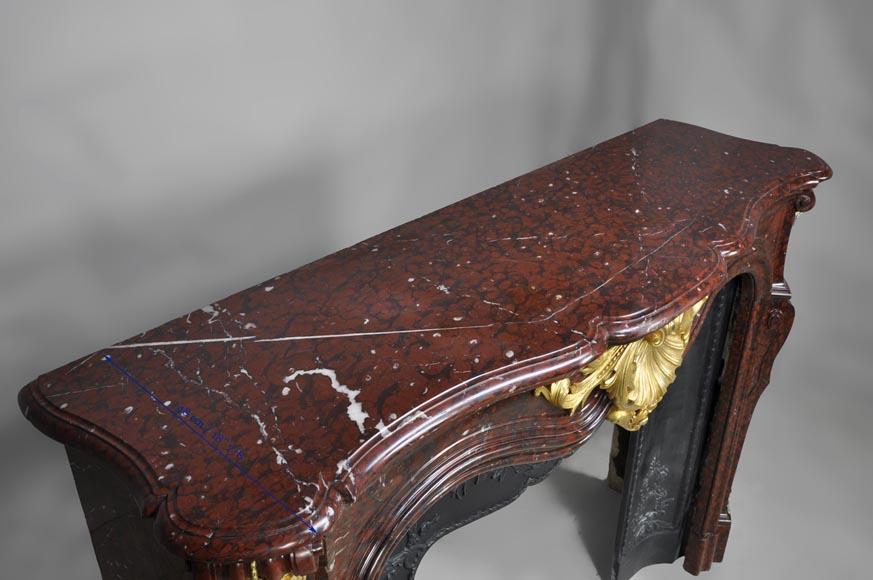 Très belle cheminée ancienne de style Louis XV en marbre Rouge Griotte à ornements de bronze doré-12