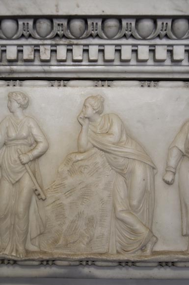 Exceptionnelle cheminée en marbre Statuaire de la fin du XVIIIè siècle avec grande frise de personnages d'après le ''Sarcophage des Muses'' au Musée du Louvre Exceptionnelle cheminée en marbre Statuaire de la fin du XVIIIè siècle avec grande frise de personnages d'après le ''Sarcophage des Muses'' au Musée du Louvre-2