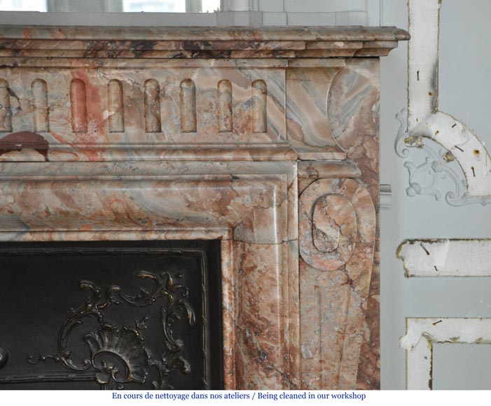 Belle cheminée ancienne de style Louis XIV à acrotère en marbre Sarrancolin Fantastico-5