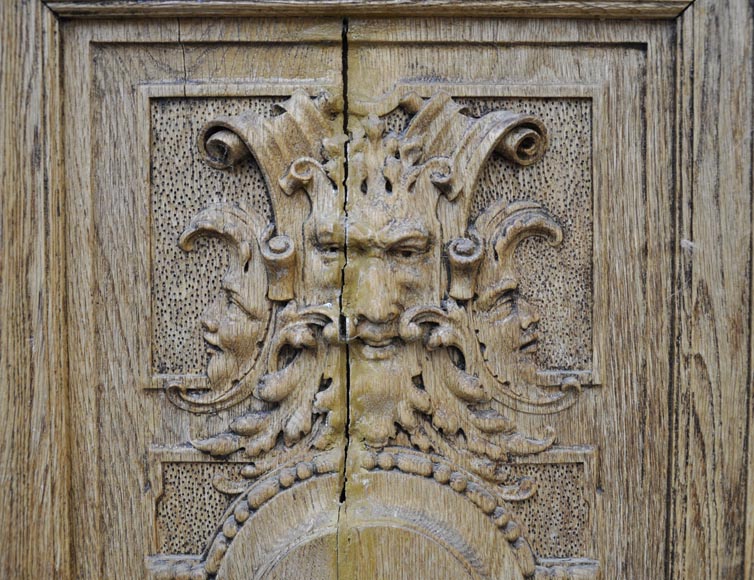 Double porte en chêne sculpté à décor de grotesques-1
