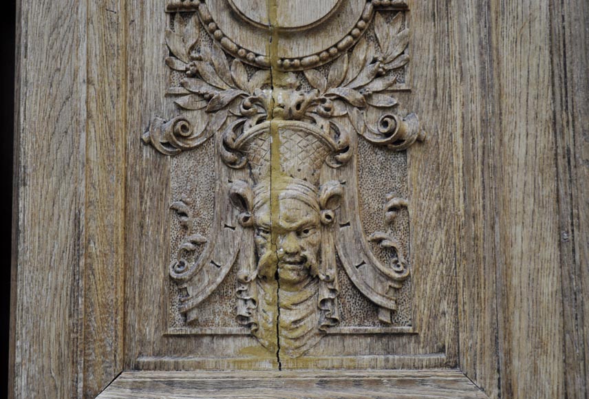 Double porte en chêne sculpté à décor de grotesques-4