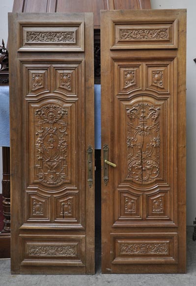 Fausse paire de portes anciennes en chêne sculpté du XIXè siècle-0