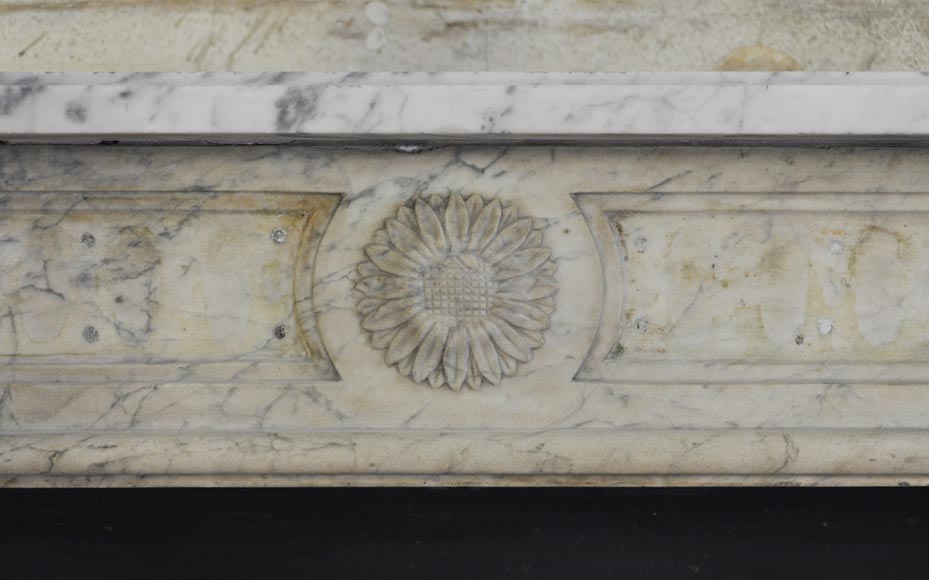 Cheminée d'époque Louis XVI en marbre de Carrare à décor de fleurettes-1