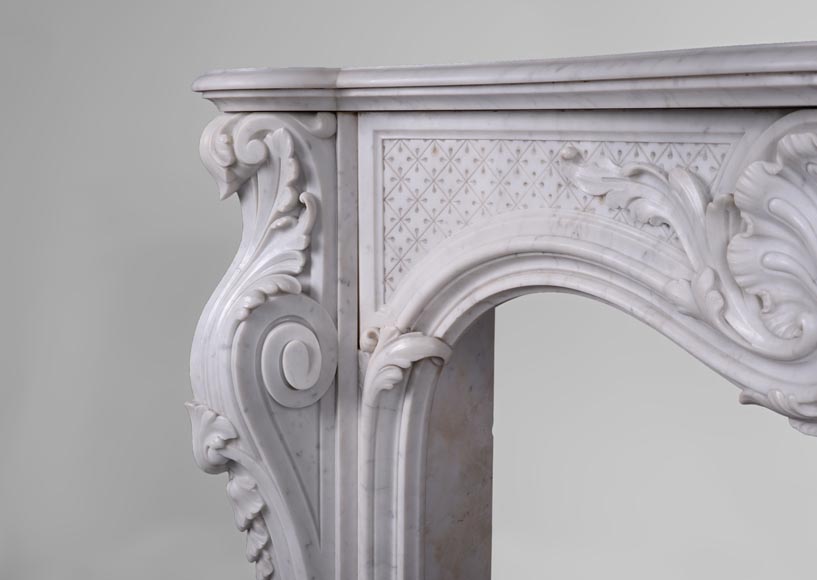 Belle cheminée de style Louis XV opulente en marbre Blanc de Carrare-3