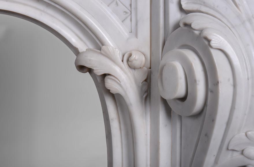 Belle cheminée de style Louis XV opulente en marbre Blanc de Carrare-9