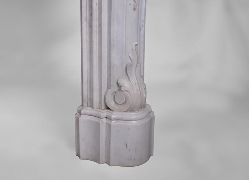 Belle cheminée de style Louis XV opulente en marbre Blanc de Carrare-11